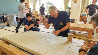 製作を進める鹿児島県畳工業組合員（提供写真）