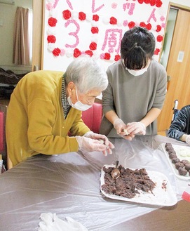 開所３周年で利用者と一緒におはぎを作る子どもたち※提供写真