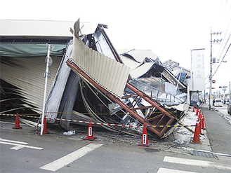 倒壊した建物（2月18日撮影）