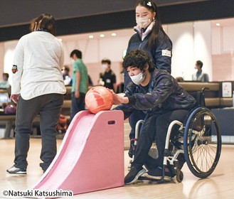 車いすに乗りながらの投球も