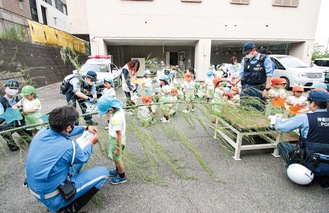 園児が泉警察に七夕飾り