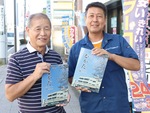 記念誌を手にする高橋さん（左）と齋藤さん