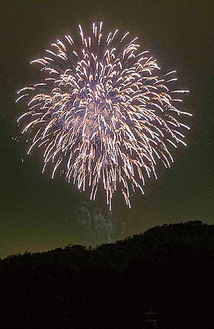 地元からも期待が寄せられている花火（写真は昨年４月）