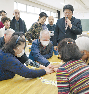 遊び方を説明する福本さん（右上）