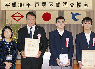 同部の相生さん（右）と進木啓悟さん、奥寺氏、田雑区長