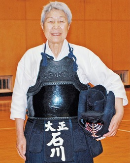 剣道着で笑顔を見せる石川さん