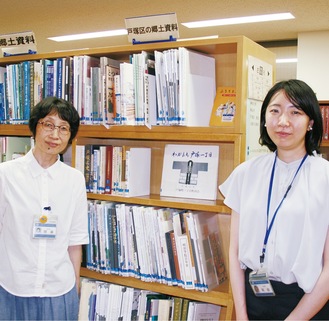 寄贈を呼びかける区・図書館職員。館内には郷土資料コーナーが設置されている