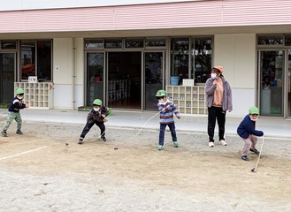 勢いよくこまを放つ園児＝同園提供