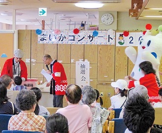 前回開催時、抽選会の様子