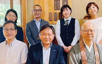 ７月20日に授与式を行い横川理事長（前中央）らが招待された
