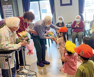 園児との交流を楽しむ入居者