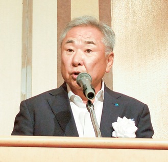 式典であいさつする星野支部長