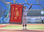 全国大会の優勝旗を掲げる慶應義塾の加藤右悟主将