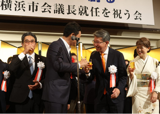 支援者らと乾杯する鈴木議長（右から２人目）