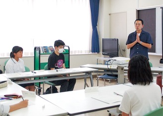 生徒たちの小説にコメントする岩井さん