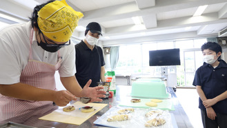 丁寧に仕上げをする生徒（中央が土屋代表）