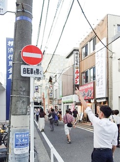 電柱に設置された青いテープ（上）と標識