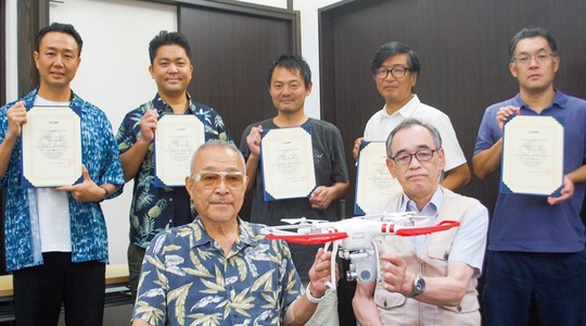 資格を取得したメンバー（後列）と青山会長（左）と川畑会長