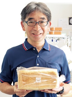 パンを手にする職員の鈴木さん