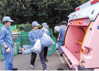 ゴミ収集車へ積み込む生徒たち