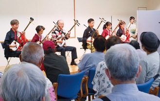 津軽三味線の演奏を楽しむ来場者