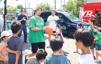 子どもたちにバスケを教える西山選手