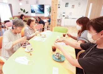 くつろぎながらケーキを味わう来店者