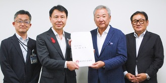 要望書を持つ戸塚区の近藤区長（中央左）と星野支部長（中央右）