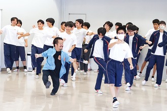 生徒たちと一緒にダンスを披露するDAIKIさん（前列左）