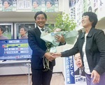 比例当選の報を受けた山崎氏（左）