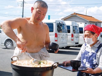 出来立てのちゃんこをよそう大岩戸さん（左）