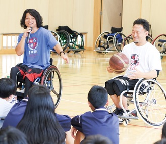 競技用の車いすと日常で使う車いすについて説明するアカデミーのメンバー（左が熊谷さん）