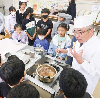 一番出汁について説明する近藤さん（右）