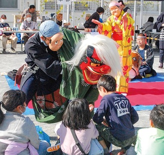 秋晴れの下、祭り盛況