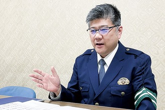 交通事故防止について語る川村課長