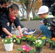 花植えで公園彩る