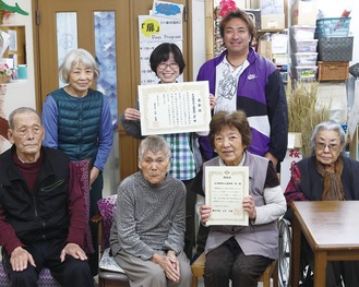 表彰された扉の職員と利用者（後列中央が川辺さん、右が山出さん）