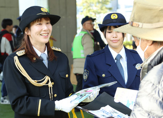 啓発物を配布した上野さん（左）