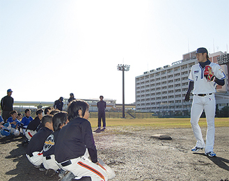 石川雄洋選手の指導に熱心に耳を傾ける参加者