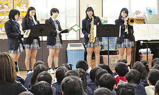 生徒５人が音楽劇を演奏