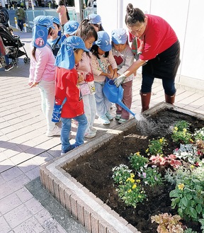 生花店を営む仲田裕子さんの指導の下、水をあげる園児
