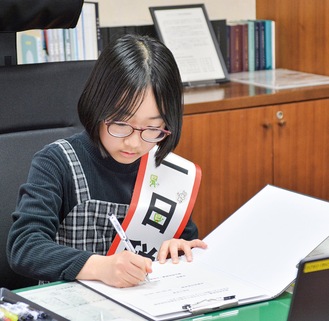 書類決裁を体験する井土井さん