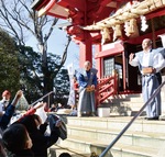 社殿に向かって多くの人が手を伸ばした森浅間神社