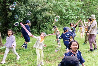 自然の中で遊び回った子どもたち＝同団提供