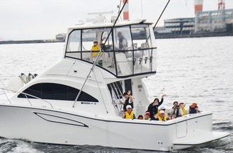 八景島沖で停留するクルーズ船