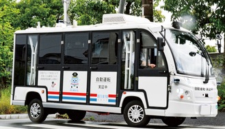 自動運転で走るバス＝５月28日