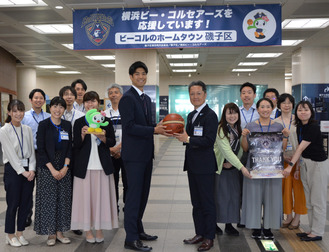 杉浦選手（中央左）を歓迎した高橋区長（同右）や区役所職員たち