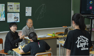 生徒の質問に答える阿久津さん（左）と大掛松司さん（右）