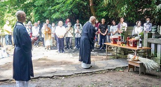 約40人が集まった墓参会＝東光禅寺提供