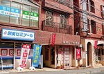 店舗は塾と美容室の間